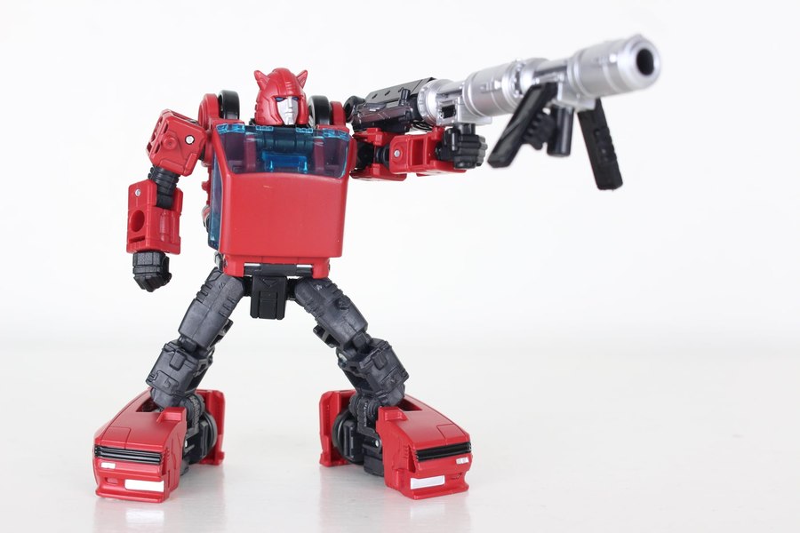 Earthrise Cliffjumper In Hand Photos And More Size Comparisons 08 (8 of 12)